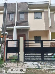 ein Haus mit einem schwarzen Zaun davor in der Unterkunft LJ's transient house Northridge Grove, Bria Homes, Tungkong Mangga, SJDM in Santo Cristo