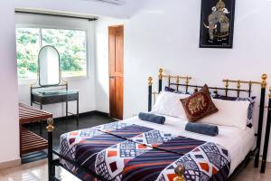 Postel nebo postele na pokoji v ubytování Kandy Riverside Villa