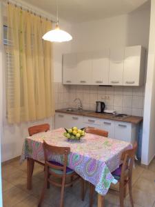 eine Küche mit einem Tisch und einer Obstschale darauf in der Unterkunft Apartment in Slatine with terrace, air conditioning, WiFi, washing machine (4782-3) in Slatine