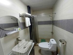 Kharkhorin hostel的一间浴室