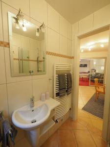 La salle de bains est pourvue d'un lavabo et d'un miroir. dans l'établissement B&B Casa20 Dieburg, à Dieburg