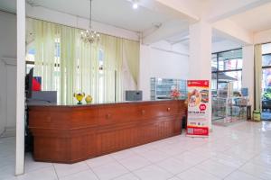 a restaurant with a cash counter in a store at RedDoorz Plus at Hotel Surya Solo in Solo