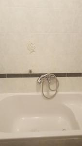 wanna z kranem w łazience w obiekcie Apartment in Sukošan with sea view, terrace, Wi-Fi (4813-2) w Sukošanie
