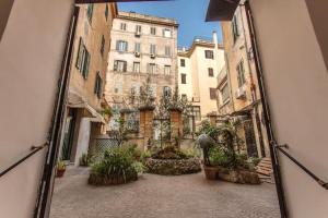 un riflesso a specchio di un vicolo con edifici e piante di Suites by Chloe a Roma