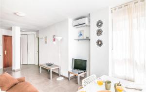 Televízia a/alebo spoločenská miestnosť v ubytovaní Beautiful Apartment With Pool