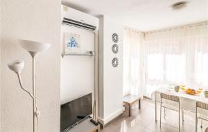 Televízia a/alebo spoločenská miestnosť v ubytovaní Beautiful Apartment With Pool