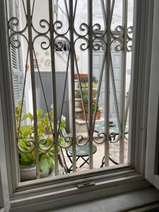ビトントにあるPalazzo Siena De Facendisの植物のあるバルコニーを望む窓