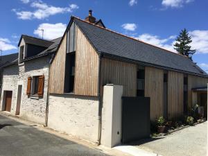 a large white building with a black roof at Chambre d'hôtes sur le chemin de la Loire à vélo in Les Ponts-de-Cé