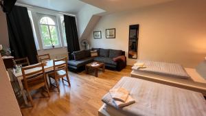 a living room with a couch and a table at Ferienwohnung König Georg in Wurzen