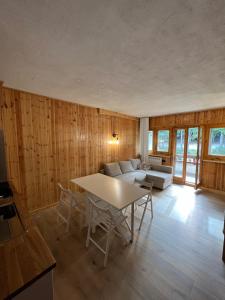 a living room with a couch and a table at Cataleya Laceno in Villaggio Laceno