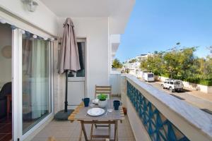 stół na balkonie z widokiem na ulicę w obiekcie Santa Luzia Apartment Sl016 w mieście Santa Luzia