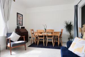 a dining room with a table and chairs at Contemporary 2 Bedroom Flat in Lewes in Lewes