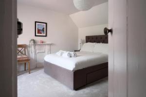 a bedroom with a bed with two towels on it at Contemporary 2 Bedroom Flat in Lewes in Lewes