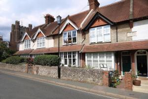 a house on the side of a street at Contemporary 2 Bedroom Flat in Lewes in Lewes