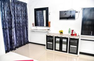 ダンブッラにあるNew Isuru Cityのテレビとテーブルのあるリビングルーム