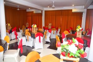 ダンブッラにあるNew Isuru Cityの会議室(テーブル、椅子、赤い弓付)