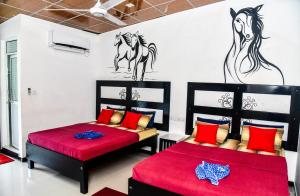 ダンブッラにあるNew Isuru Cityのベッド2台 馬が壁に浮かぶ部屋 +38枚の写真