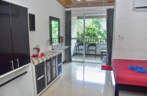 ダンブッラにあるNew Isuru Cityのリビングルーム(赤いソファ、バルコニー付)