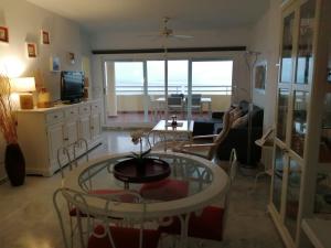 Televízia a/alebo spoločenská miestnosť v ubytovaní Holidays2Benalmadena Torrequebrada Sea view Front beach with pool parking & terraces