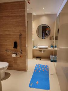 Kamar mandi di Hotel Indigo Hong Kong Island by IHG