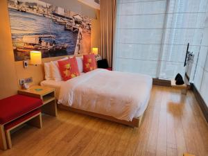 Tempat tidur dalam kamar di Hotel Indigo Hong Kong Island by IHG