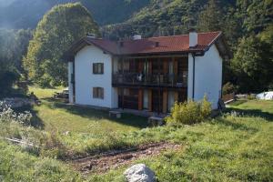 una casa al lado de una colina en Storie di bosco, en Villa Lagarina