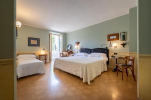 Postel nebo postele na pokoji v ubytování Hotel San Luca