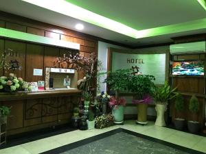 全州市にあるSharp Hotel Jeonjuのロビーに植物と花を植えたホテル