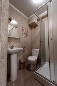 ヤブルニツァにあるBrooklynのバスルーム(トイレ、洗面台、シャワー付)