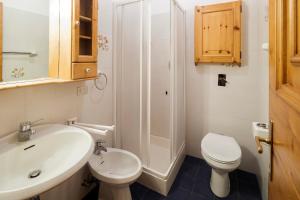 Koupelna v ubytování Villa Marianna - Stayincortina + 5 fotografií