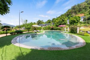 uma vista sobre uma grande piscina num quintal em Onsen Villas - Venuestay em Hòa Bình