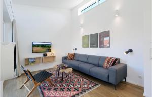 un soggiorno con divano e TV di Awesome Home In Lembruch-dmmer See With Wifi a Lembruch