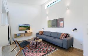 Μια τηλεόραση ή/και κέντρο ψυχαγωγίας στο Gorgeous Home In Lembruchdümmer See