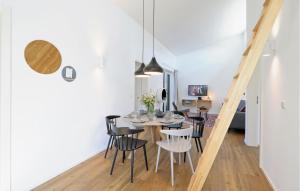 una sala da pranzo e un soggiorno con tavolo e sedie. di Awesome Home In Lembruch-dmmer See With Wifi a Lembruch
