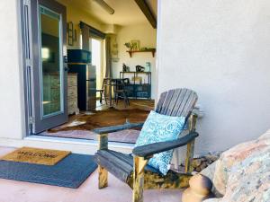 Prickly Pear Unique Studio with bathroom built into the Granite boulders, Amazing Views, Front & back porches, Firepit,Dog friendly的休息区