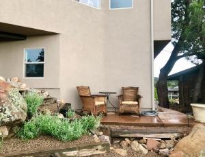 Prickly Pear Unique Studio with bathroom built into the Granite boulders, Amazing Views, Front & back porches, Firepit,Dog friendly外面的花园