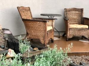 Prickly Pear Unique Studio with bathroom built into the Granite boulders, Amazing Views, Front & back porches, Firepit,Dog friendly的休息区