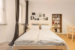 ein Schlafzimmer mit einem großen Bett in einem Zimmer in der Unterkunft Lauben Apartment Bolzano in Bozen