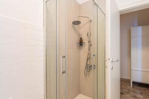 eine Dusche mit Glastür im Badezimmer in der Unterkunft Lauben Apartment Bolzano in Bozen + 9 Fotos