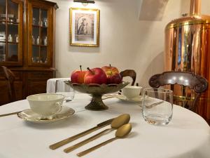 a table with a bowl of apples on top of it at Spa Beerland Chateaux – U Zlaté Hrušky / At Golden pear in Prague