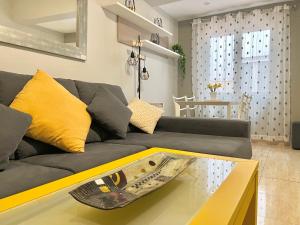 sala de estar con sofá y mesa en Apartamento Marily, en Córdoba