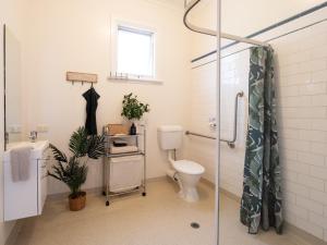 uma casa de banho com um WC, um lavatório e um chuveiro em Bendigo Backpackers em Bendigo