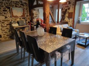 comedor con mesa y sillas en Chambres d'Hôtes Au Clos du Lit, en Lamballe