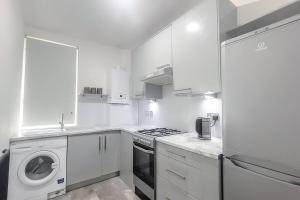 Stunning Luxury Apartment Near Motherwell tesisinde mutfak veya mini mutfak