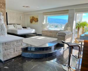 ein Hotelzimmer mit 2 Betten und einem Balkon in der Unterkunft One 360 Skyline Athens Penthouses in Athen
