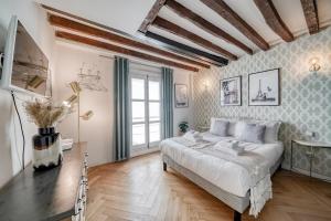1 dormitorio con 1 cama grande en una habitación en AMAZING HISTORICAL PARISIEN LOFT NEXT TO LOUVRE AREA !, en París