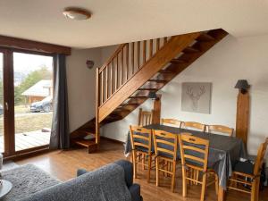 Posedenie v ubytovaní Chalet mitoyen 3 pièces, 8 pers. avec terrasse et parking à La Joue du Loup - FR-1-504-641