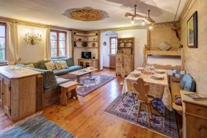 un soggiorno con divano e tavolo di Villa Marianna - Stayincortina a Cortina dʼAmpezzo