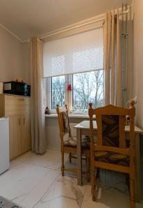 uma cozinha com mesa e cadeiras e uma janela em Randla 14 Tallinn em Talin