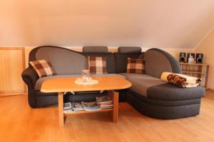 ein Wohnzimmer mit einem Sofa und einem Tisch in der Unterkunft Ferienwohnung Höpken 